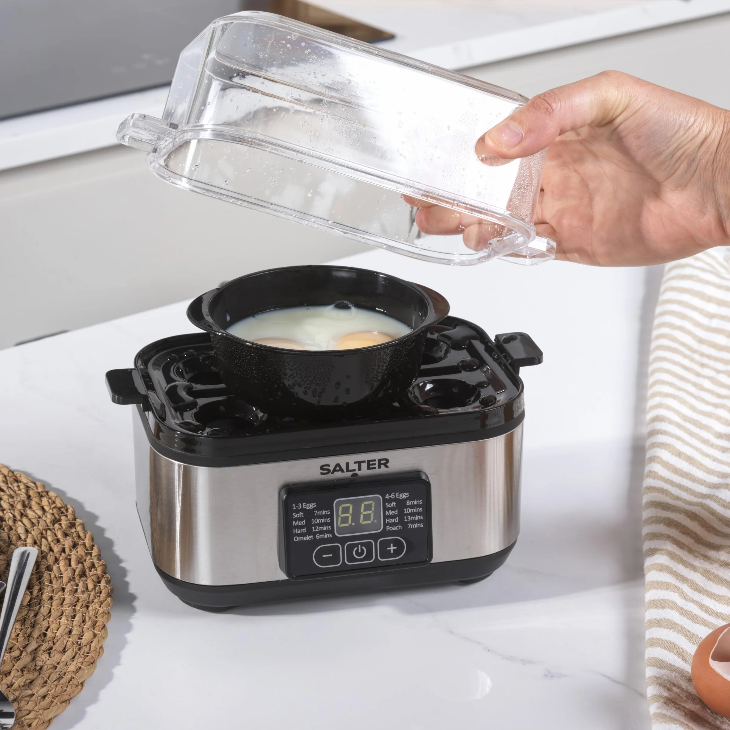 Cuociuova Digitale 3 in 1 Salter – Omelette elettriche, uova in camicia o bollite, capacità di 6 uova, display digitale LED, compatto. Include misurino, portauovo e cesto vapore. Potenza: 430W.