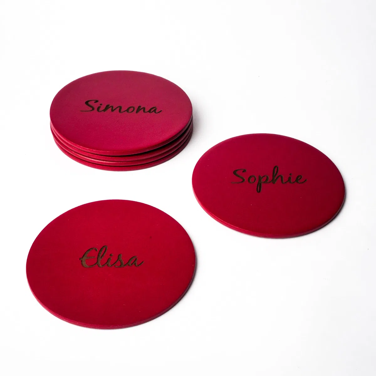 Kidia Sottobicchieri in Similpelle Personalizzati – Set 6 (Ø 10 cm) – Incisione Laser Nomi – 3 Strati Premium, Impermeabili, Eco-Sostenibili – Accessori Bar, Casa, Regalo (6, Rosso)