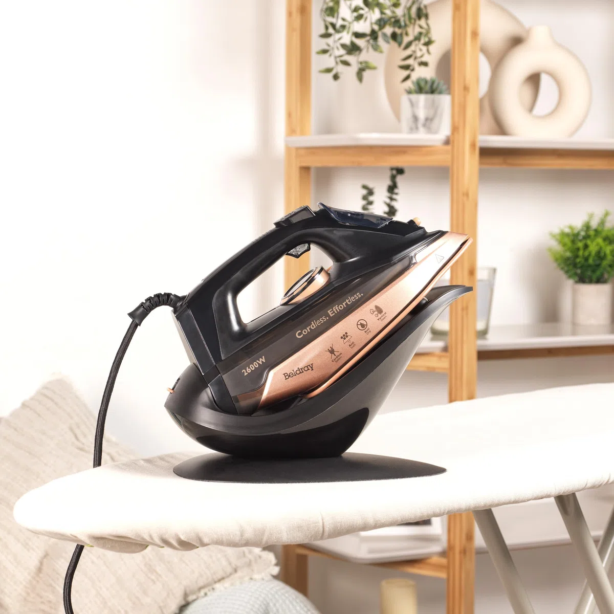 Beldray Ferro da stiro a vapore portatile 2 in 1 - Grande stazione a vapore senza fili, piastra in ceramica, serbatoio dell'acqua da 300 ml, uso con cavo/senza fili, 2600 W, BEL0747NRGFVDE
