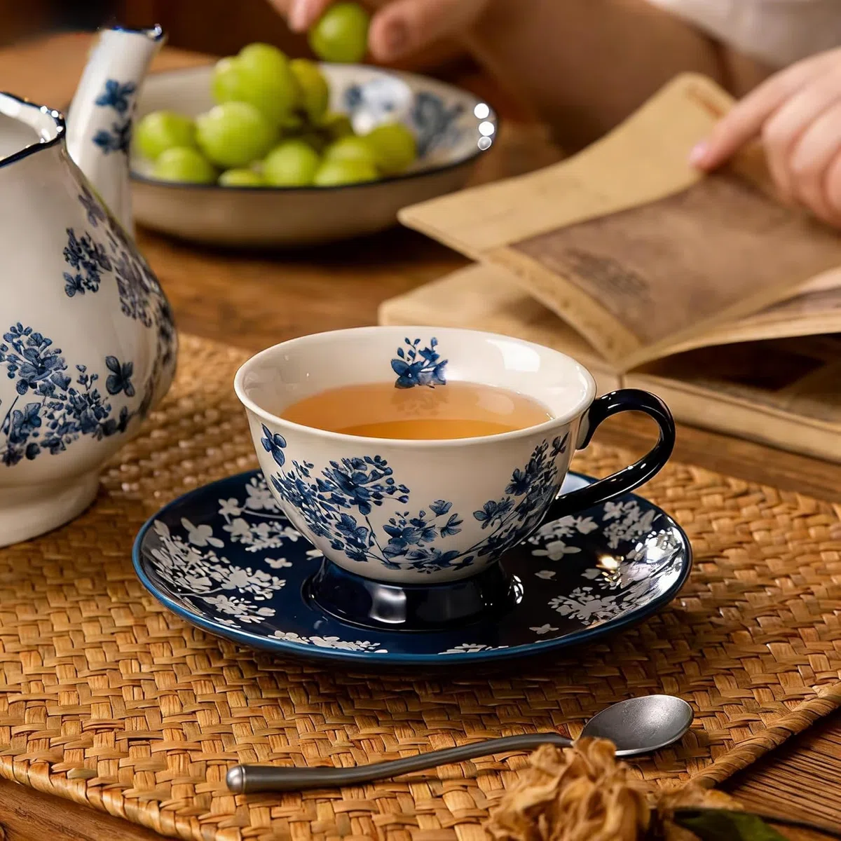 fanquare Elegante Set Tazzina da Caffè e Piattino in Porcellana 220ml,Tazza da Tè Vintage con Motivo Floreale Blu marino e bianco Servizio da Tè Pomeridiano Elegante per Casa e Ufficio
