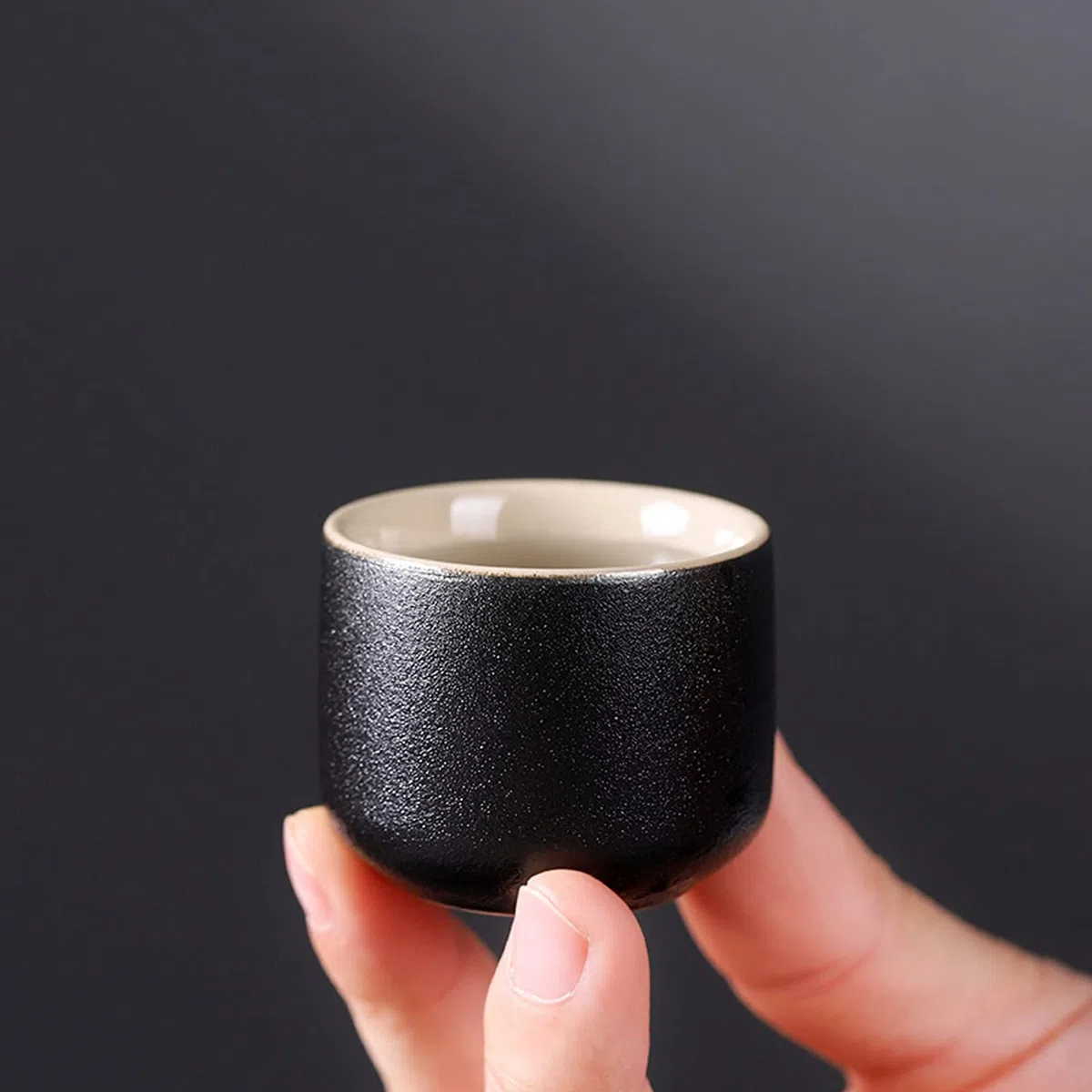 BESPORTBLE 1 Set di Ceramica Set Sake Tradizionale Giapponese Sake Set con 1 Caraffa Decanter Bottiglia di Tokkuri E 6 Ochoko Tazze per Caldo O Freddo Bene a Casa Ristorante Nero