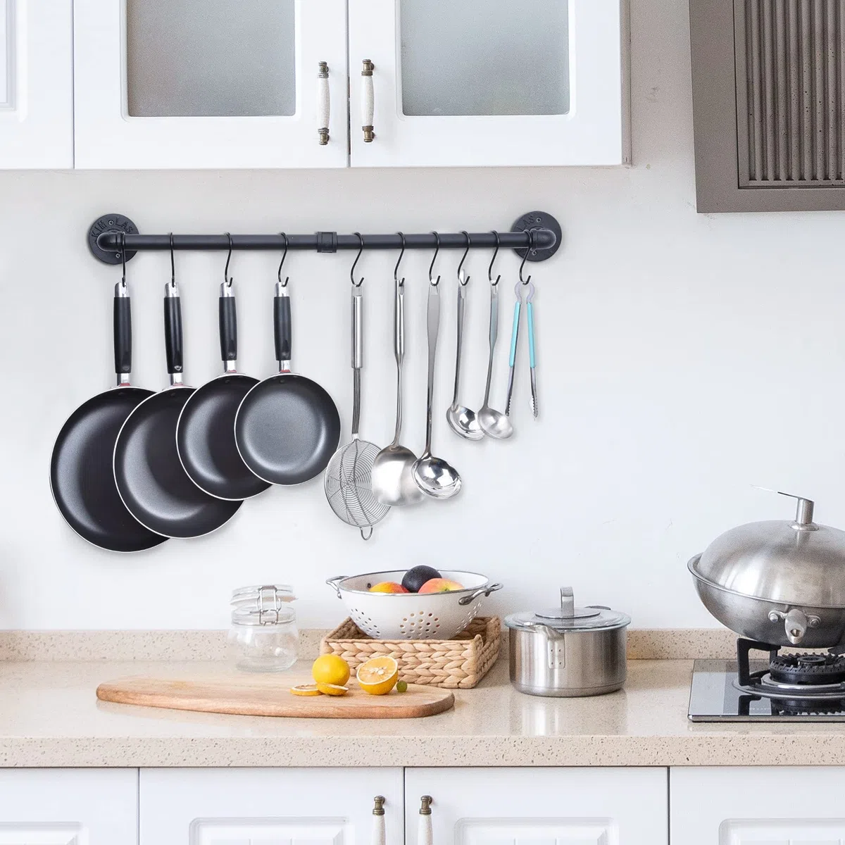 WuGeShop Supporto da parete per pentole, con 10 ganci, organizer per utensili da cucina, portapenne, nero