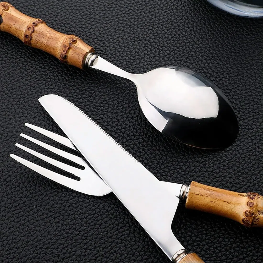 Set di stoviglie da 24 Pezzi Set di Posate in Acciaio Inossidabile con Manico in bambù Set di Posate Stoviglie Coltello da Bistecca Posate