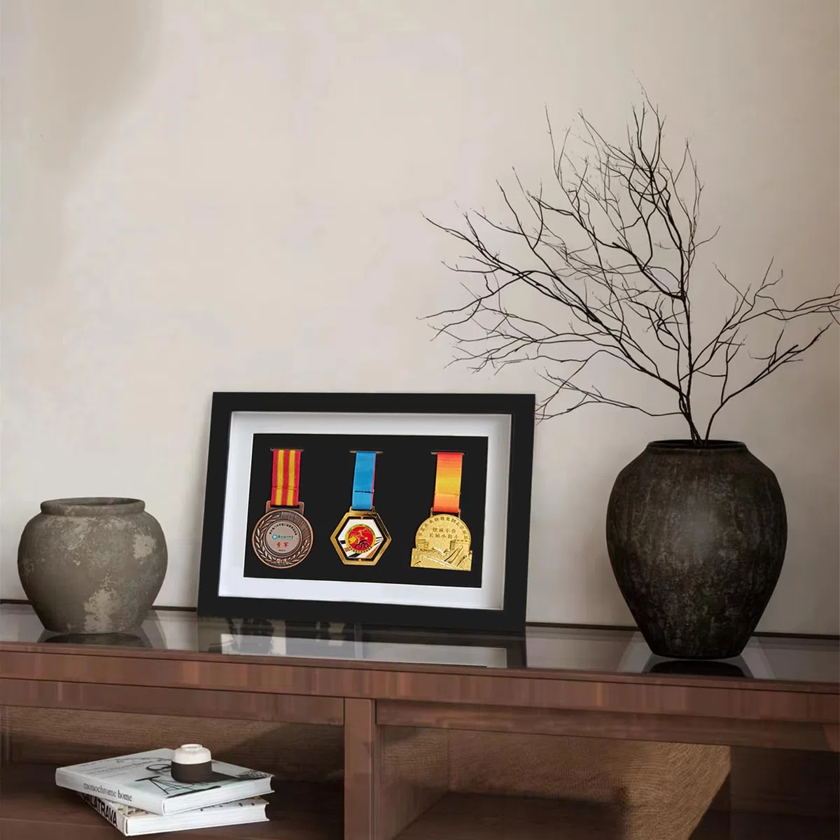 Scatola per Medaglie in Legno Massello, Vetrina per Distintivi d'Onore, Cornice Profonda 3D per Tre Medaglie Militari di Guerra Con Cornice Nera