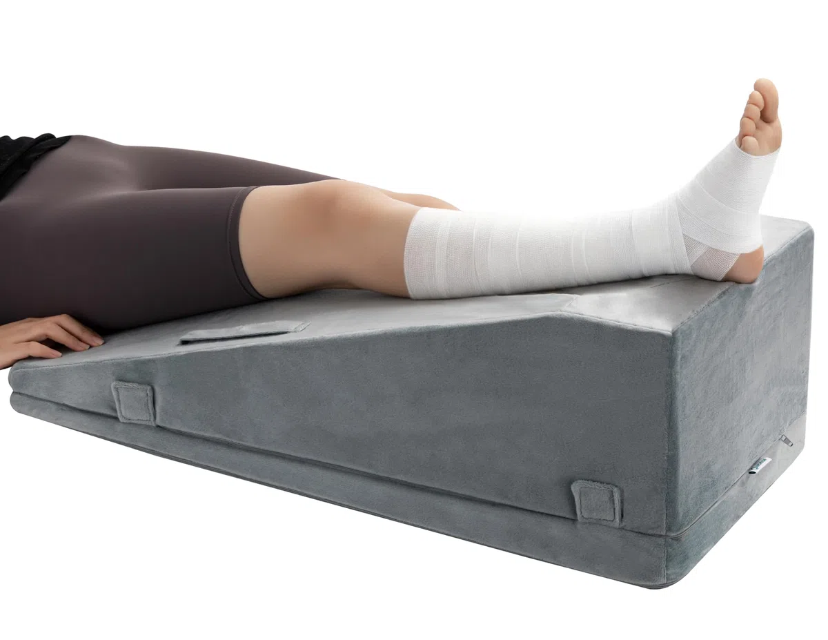 Cuscino per Elevazione Gambe, Cuscino a Cuneo Regolabile in Schiuma Premium, Allevia il Dolore Articolare Post-Operatorio, Curva Ergonomica per Favorire la Circolazione Sanguigna