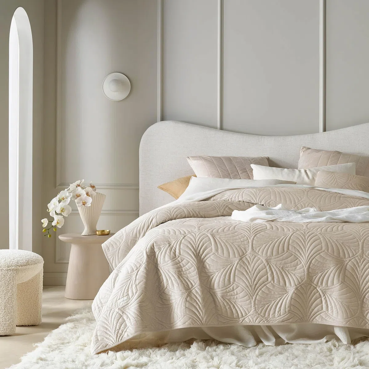 ROOM99 Feel Elegante copriletto in crema, 200 x 220 cm, versatile come copriletto o copridivano, coperta per letto e divano, trapunta stile ideale come bedspread velluto