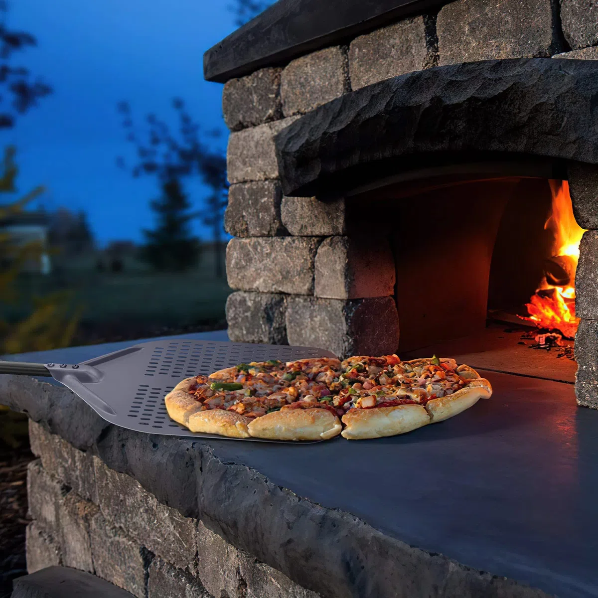 Pala per Pizza, 30 cm x 39 cm Pala per Pizza Lunga in Alluminio Anodizzato Duro con Manicotto in Silicone Termoisolante, Raschietto per Pizza Forata per Pizzas, Pane per Forno, Lunghezza Totale 111 cm