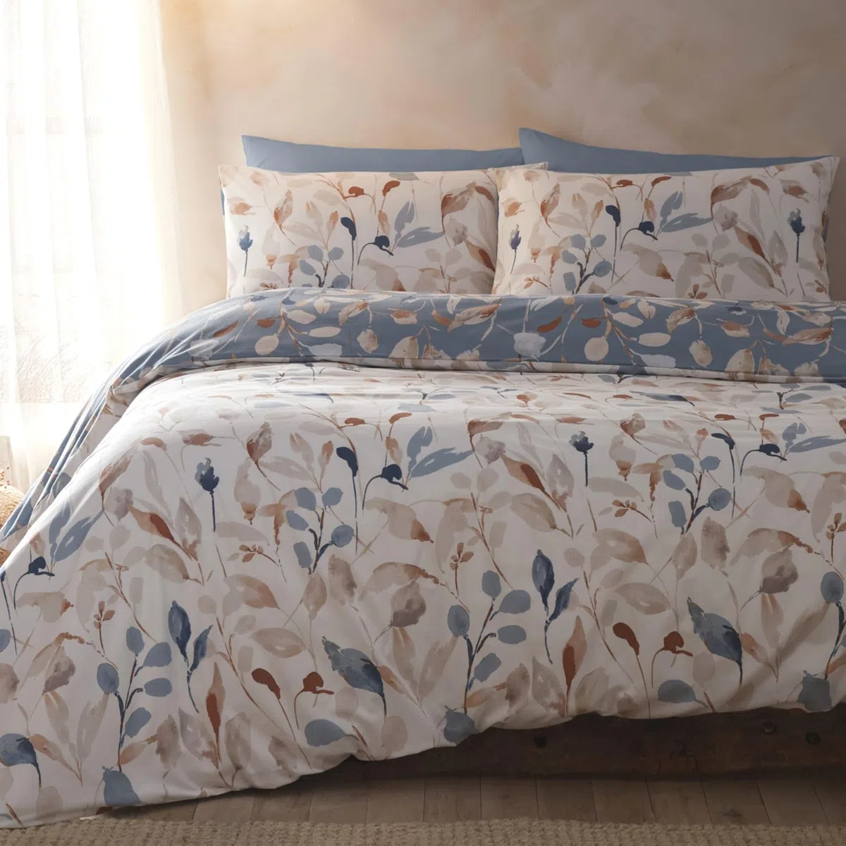 Drift Home - Copripiumino ecologico floreale foglia - Letto matrimoniale (200 x 200 cm) - Design reversibile - Cotone riciclato sostenibile (BCI) - 2 federe - Blu/Naturale con foglia