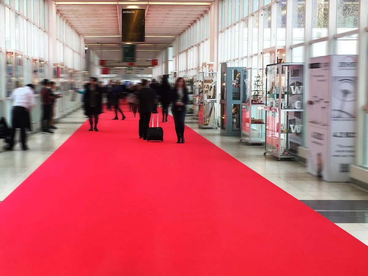 Tappeto Rosso per Matrimonio PODIUM - 1,00m x 2,00m, Passatoia Rossa Matrimonio, Cerimonie, Evento e Negozi | Resistente Al Fuoco | Tappeto Runner Rosso Chiesa, Sfilata e Cerimonie