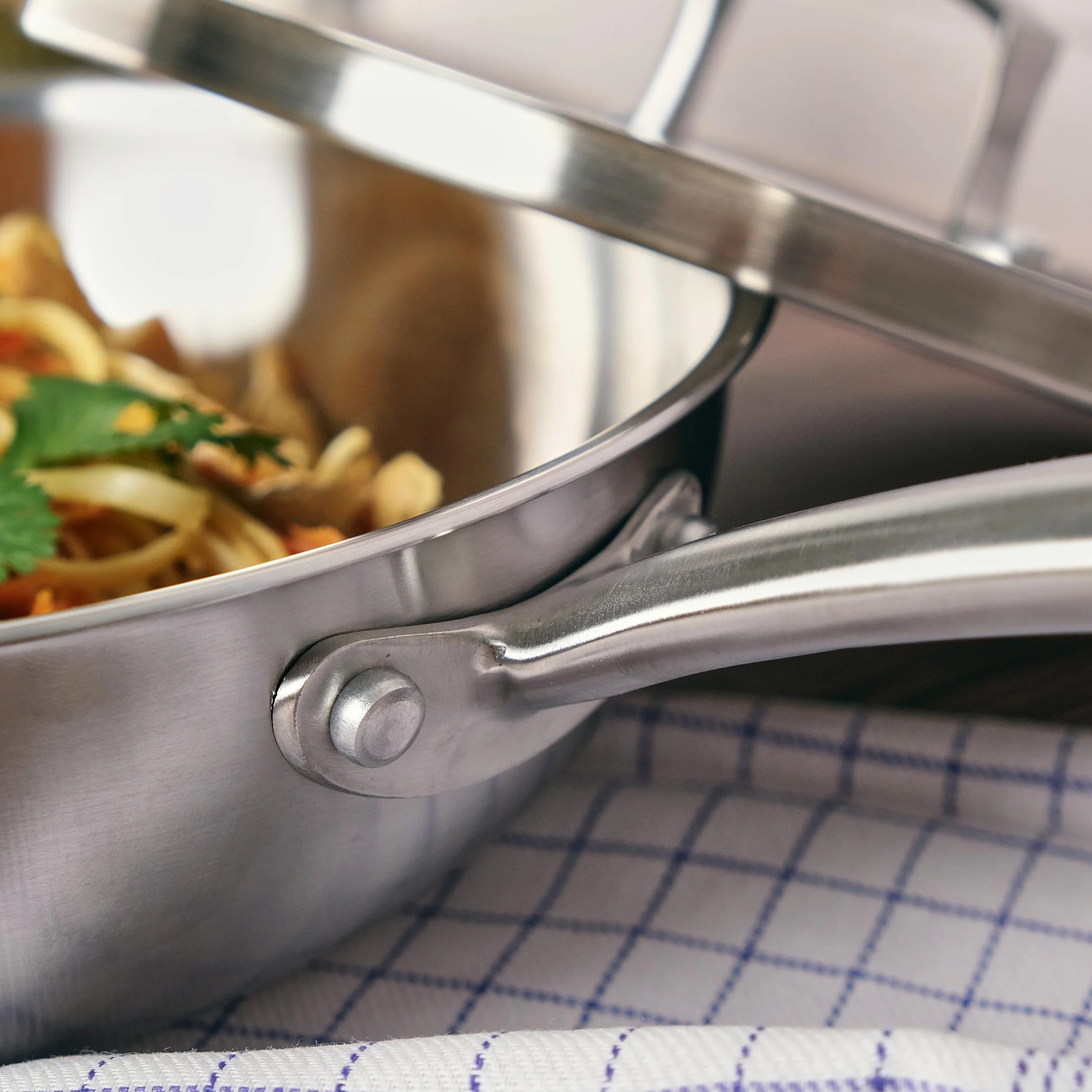 KAMBERG - Wok Ø24 cm in acciaio inox 18/10 Triply - Senza PFAS - Coperchio incluso - Tutti i piani cottura inclusi induzione e forno - 0008280, grigio