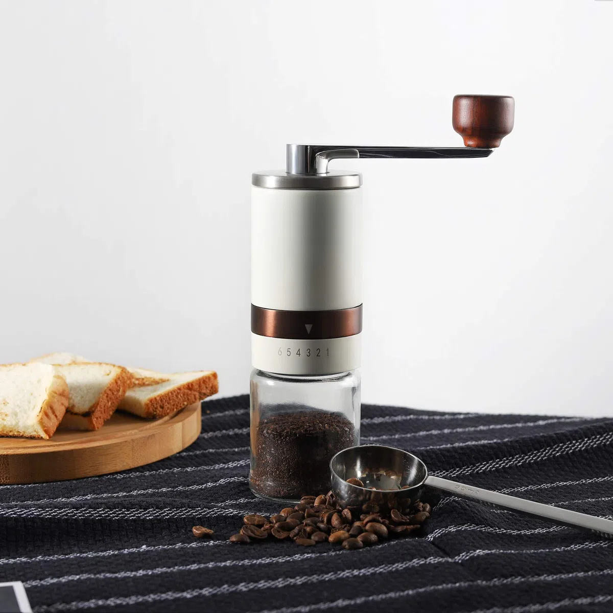 Vucchini Macinacaffè Manuale con Ruvidità Esterna Regolabile,Acciaio Inossidabile, Mola Conica in Ceramica, Bianco Latte, Mulino Portatile