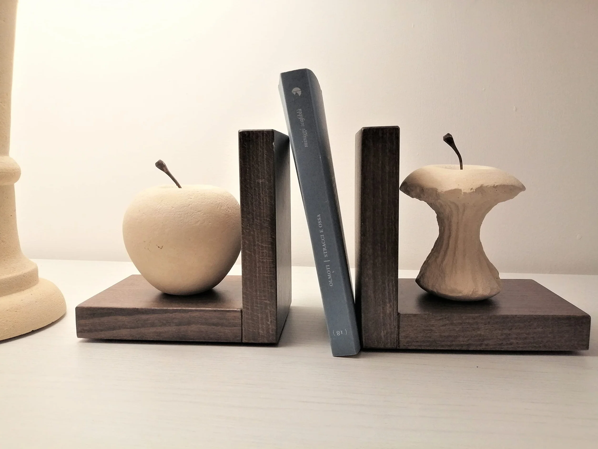 Fermalibri A Forma Di Mela Scultura In Pietra Su Base In Legno Fermalibro Cameretta Prodotto Artigianale Made In Italy - Q027m