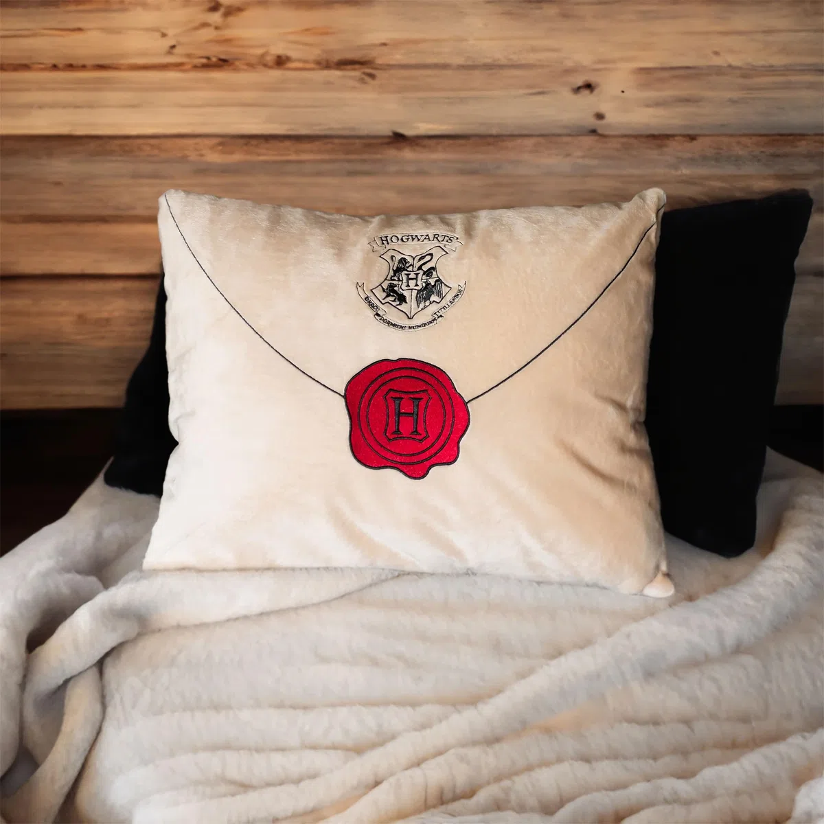 Elbenwald Cuscino Di Harry Potter Con Design Della Lettera Di Hogwarts - 42 X 12 X 34 Cm - Con L'indirizzo Di Harry Sul Retro - Per Uomo Donna Unisex - Idea Regalo - Cuscino Decorativo - Bianco Beige