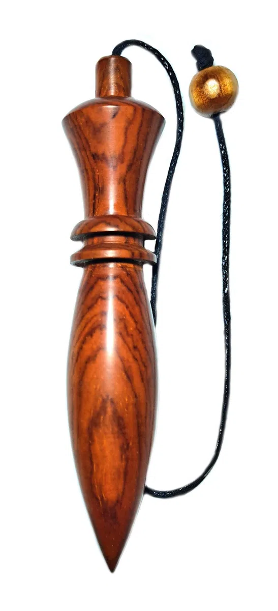 Pendolo KARNAK realizzato artigianalmente in legno esotico brasiliano molto duro, perfetto per lavori di rabdomanzia, guarigione, pulizia e divinazione.