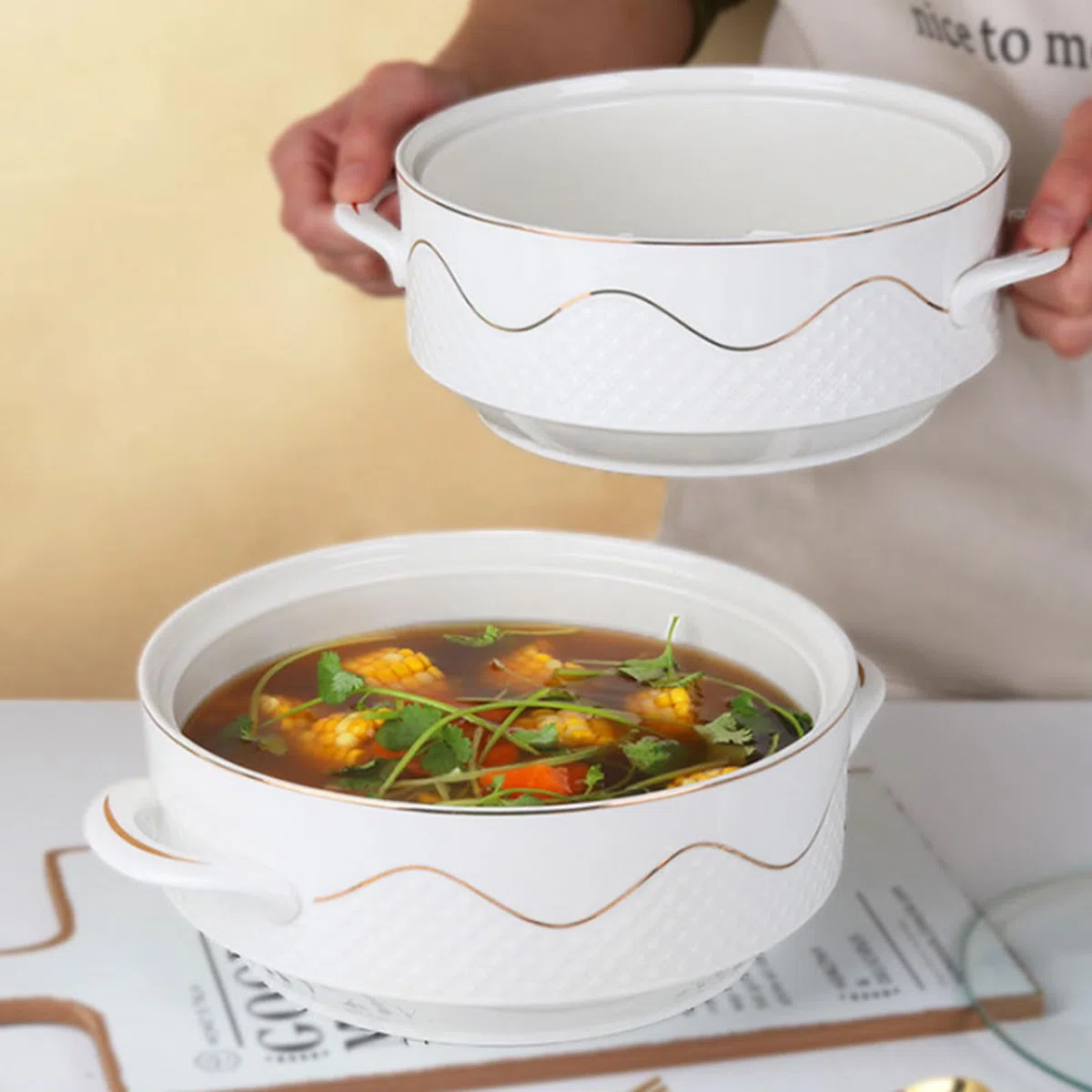 Zuppiera in Ceramica con Coperchio,Zuppiera in Ceramica con Coperchio e Manici,Zuppiera con Coperchio in Ceramica,Zuppiera con 2 Maniglie E Coperchio,per la Cucina Domestica.