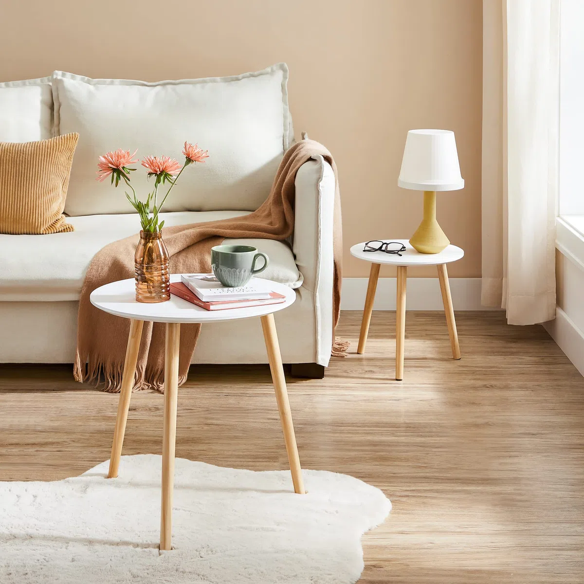 SONGMICS Tavolino Rotondo, Tavolino Moderno Minimalista, Set di 2 Tavolini da Caffè con Gambe in Legno di Pino, Stile Scandinavo, per Soggiorno Salotto Balcone, Bianco e Naturale LET07WN
