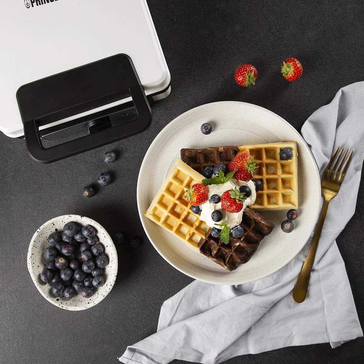 Princess Waffle Iron 132397, a forma di waffle belga, 1200 Watt, lunghezza del cavo 0,75 m, teglia 19,8 x 19,5 cm, livello di calore regolabile, rivestimento antiaderente, Argento/Nero,