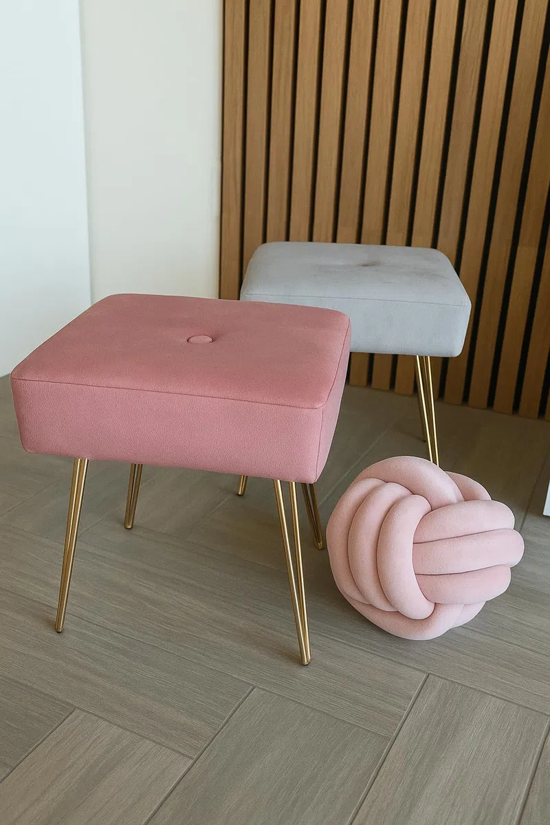 Pouf Sgabello Poggiapiedi Moderno in Velluto con Gambe in Metallo Dorato – Seduta Decorativa per Camera da Letto, Salotto o Ingresso. Grigio, Beige, Marrone, Rosa (Grigio chiaro)