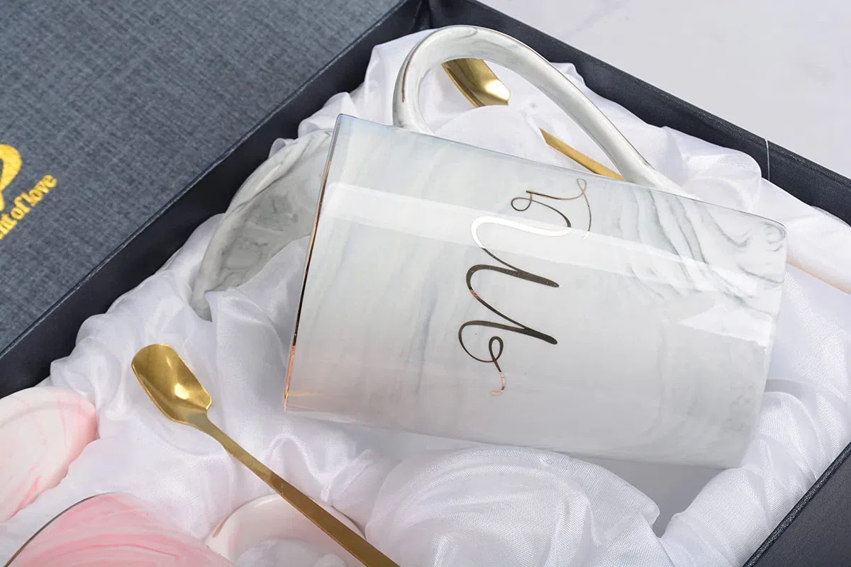 Atoke Mr and Mrs Tazze di Ceramica con Coperchio e Cucchiaio,14 oz Tazze Grandi Tazza di Ceramica per San Valentino,Coppia Sposa Sposo Anniversario Nozze Natale Compleanno Regalo