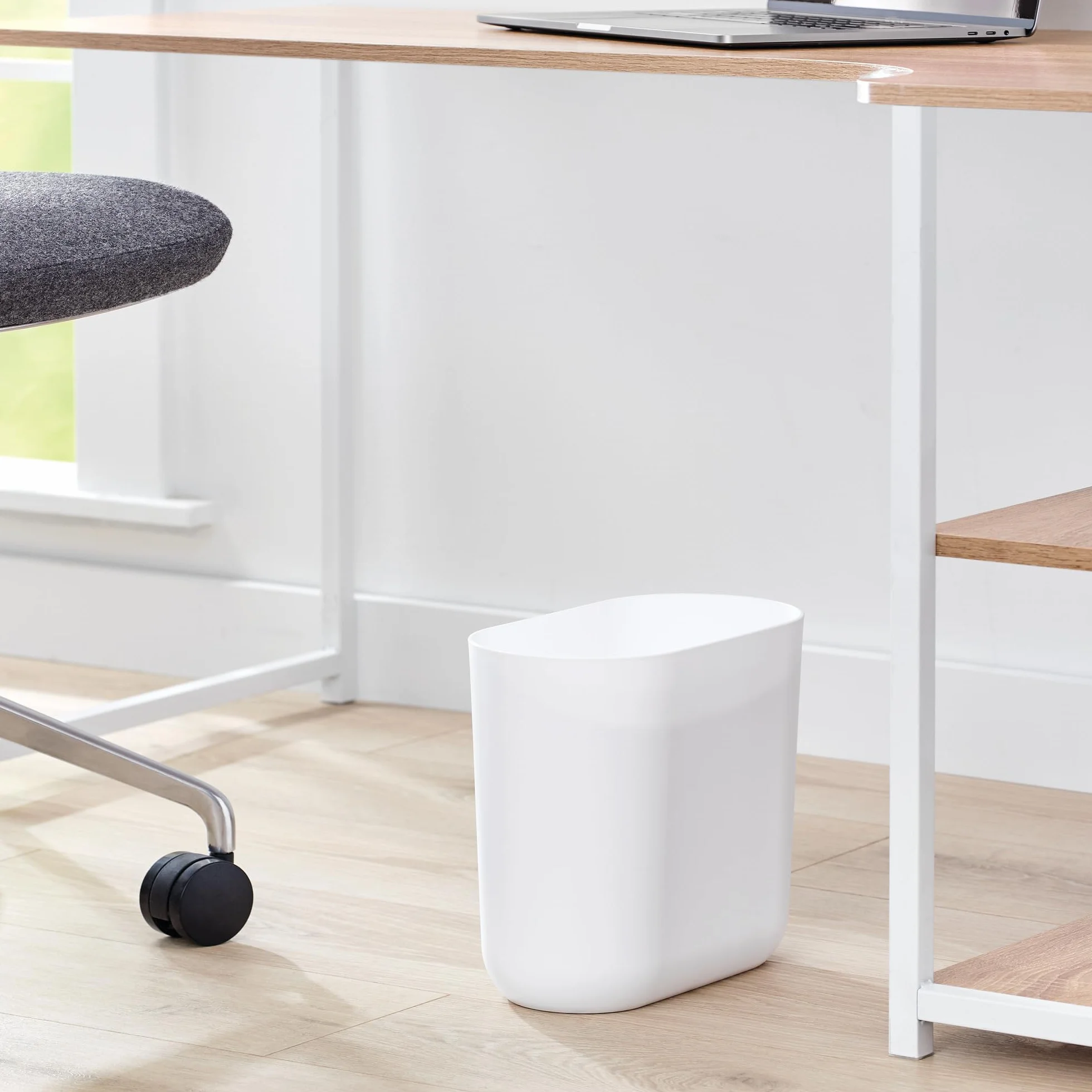 iDesign Cade Cestino spazzatura per bagno o cucina, Piccola pattumiera bagno in plastica, Cestino design per cosmetici, bianco
