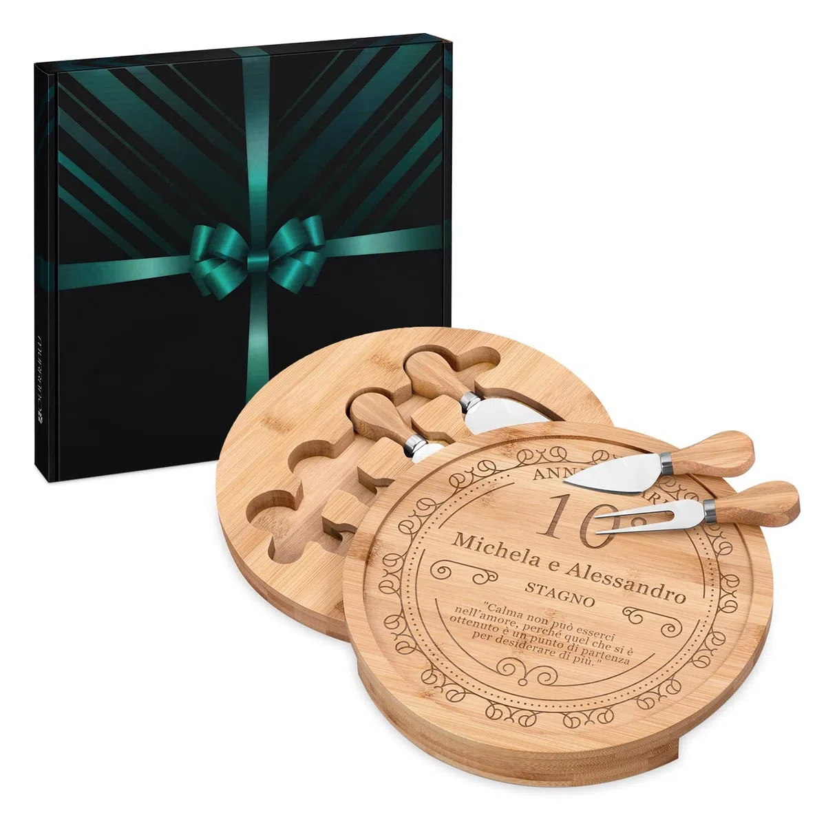 Maverton Tagliere per formaggio in legno - H3,6 cm x Ø25 cm - set 3 coltelli 1 forchetta - incisione personalizzata - regalo SanValentino per coppia - regalo di Natale - punto di partenza