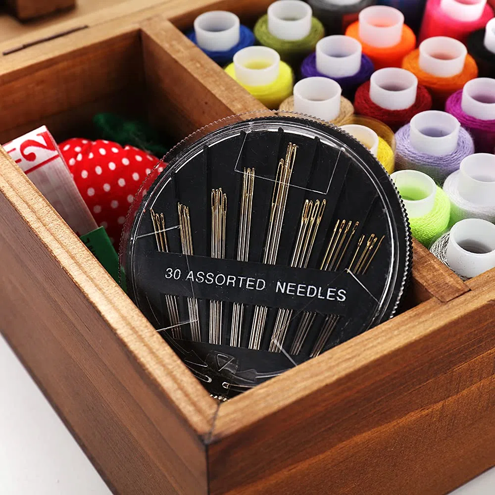 Scatola da cucito in legno con accessori per kit da cucito cestino da cucito con scomparti aghi spille filo forbici nozioni regalo per donne ragazze e adulti Sewing box with sewing kit accessory