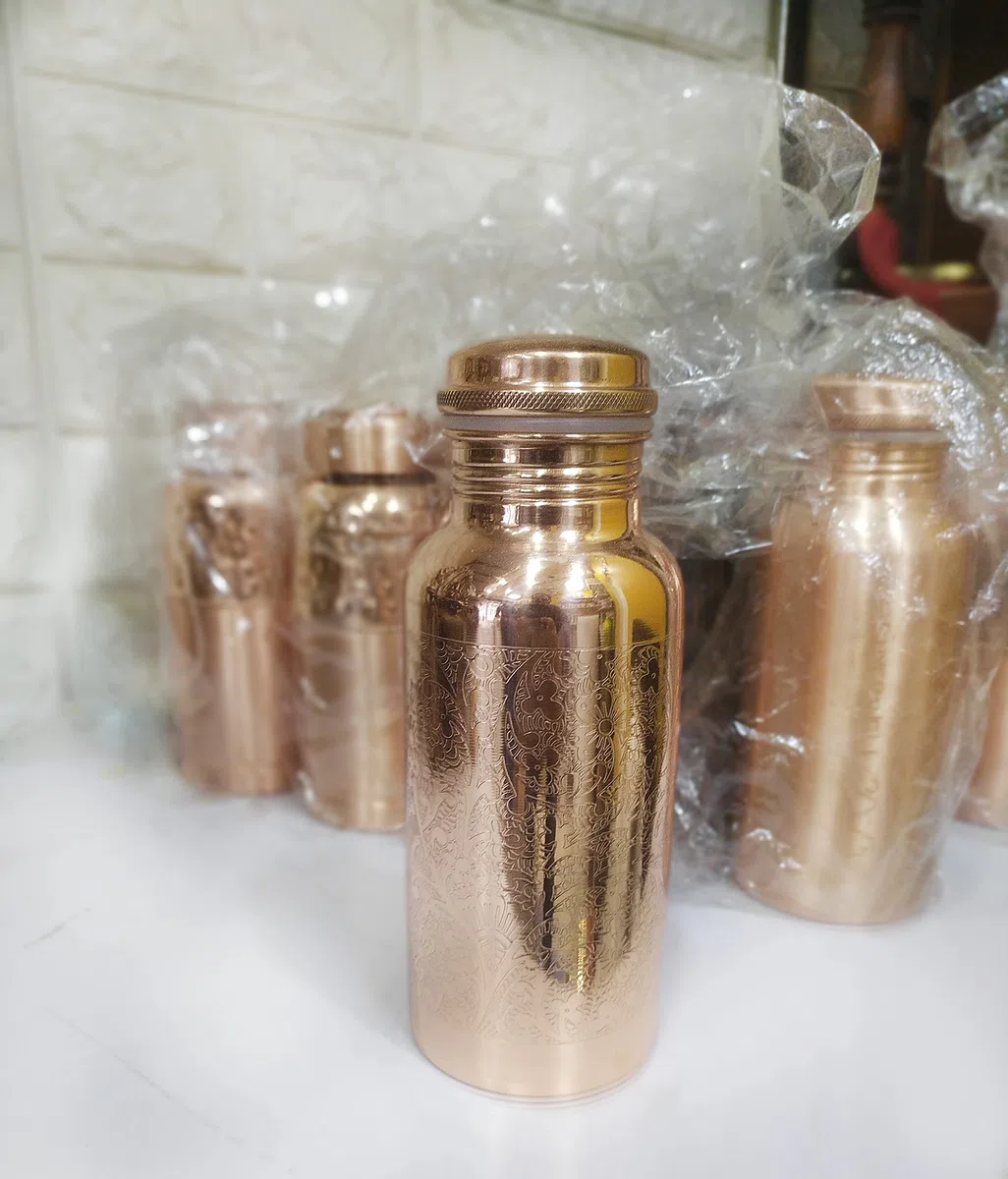 Bottiglia d'acqua in rame da 17 once - Ideale per casa, ufficio e viaggi - Rame puro goffrato con coperchio a prova di perdite