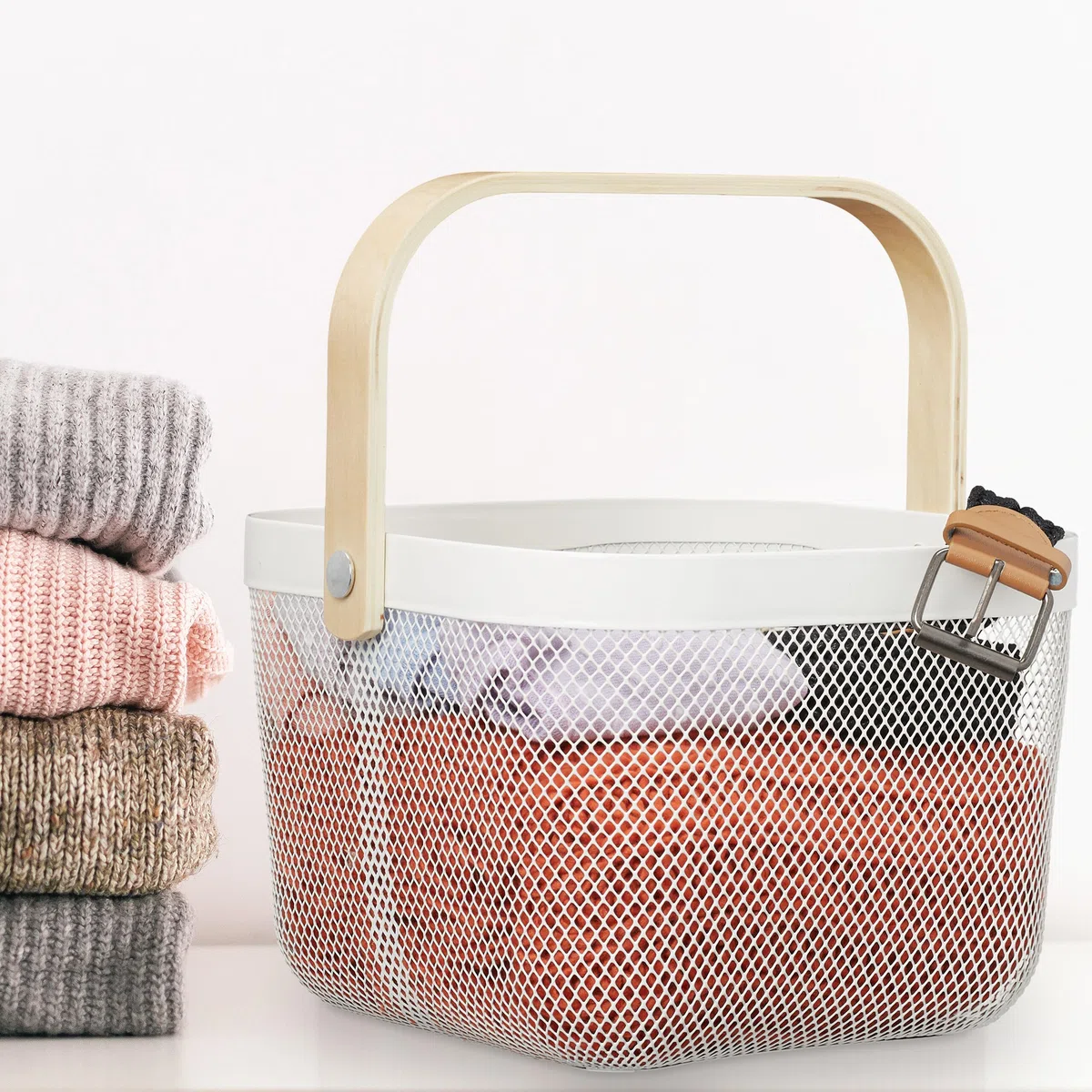 Relaxdays Cestino Metallico Portaoggetti a Rete Quadrato, Set 2 Cesti con Manico in bambù, HLP: 17,5x26x24,5 cm, Bianco