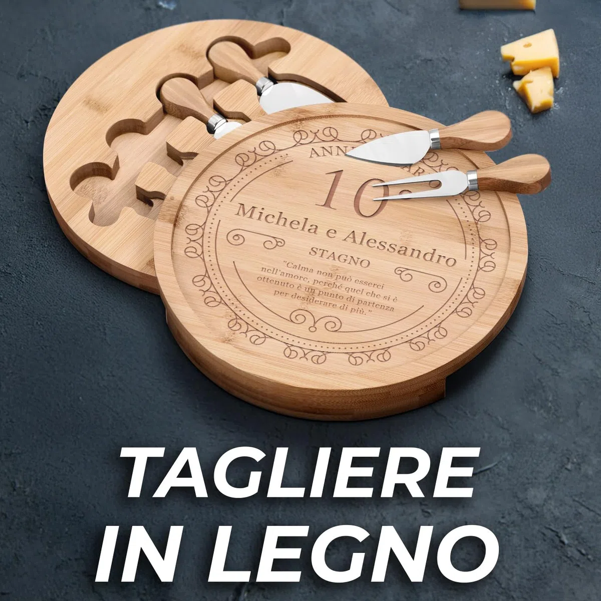 Maverton Tagliere per formaggio in legno - H3,6 cm x Ø25 cm - set 3 coltelli 1 forchetta - incisione personalizzata - regalo SanValentino per coppia - regalo di Natale - punto di partenza
