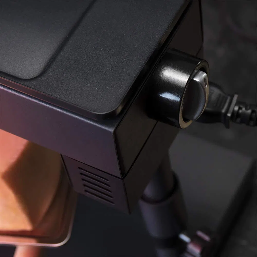Cecotec Raclette Cheese&Grill 6000 nero. Potenza 600W, funzione grill, finitura in acciaio inox, termostato regolabile, 2 spatole in legno, griglia superiore antiaderente