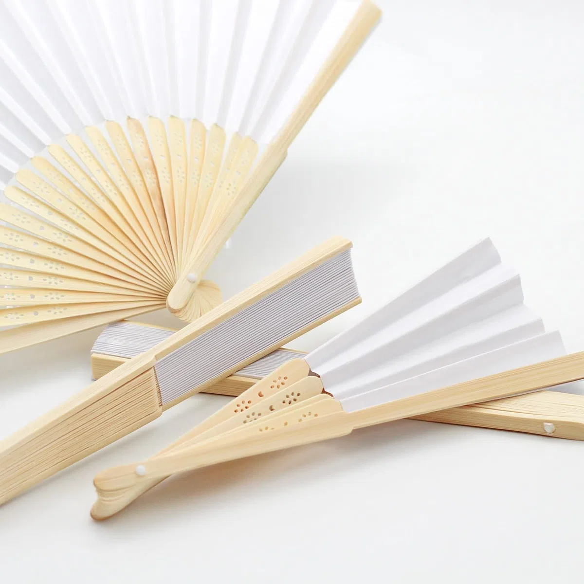 GeDi - Ventagli di Legno bambù e Carta Bianca – Perfetti per Matrimoni, Eventi, Segnaposto, Chiesa e Feste (48 Pezzi)