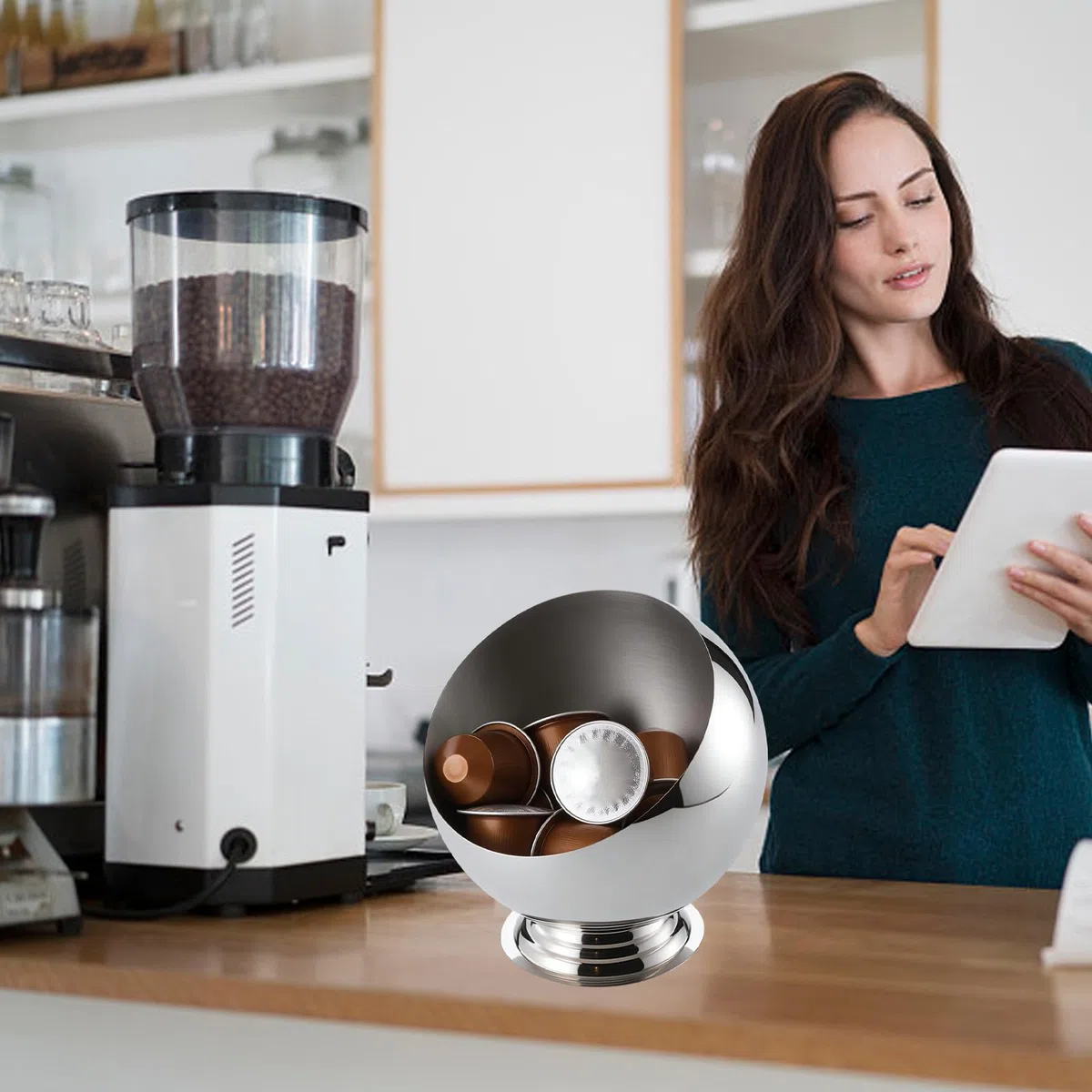 Porta Capsule Caffè in Metallo, Portacapsule con Ampia Apertura Inclinata e Base Antiscivolo per Piano Cucina, Bar Caffè e Decorazione Soggiorno