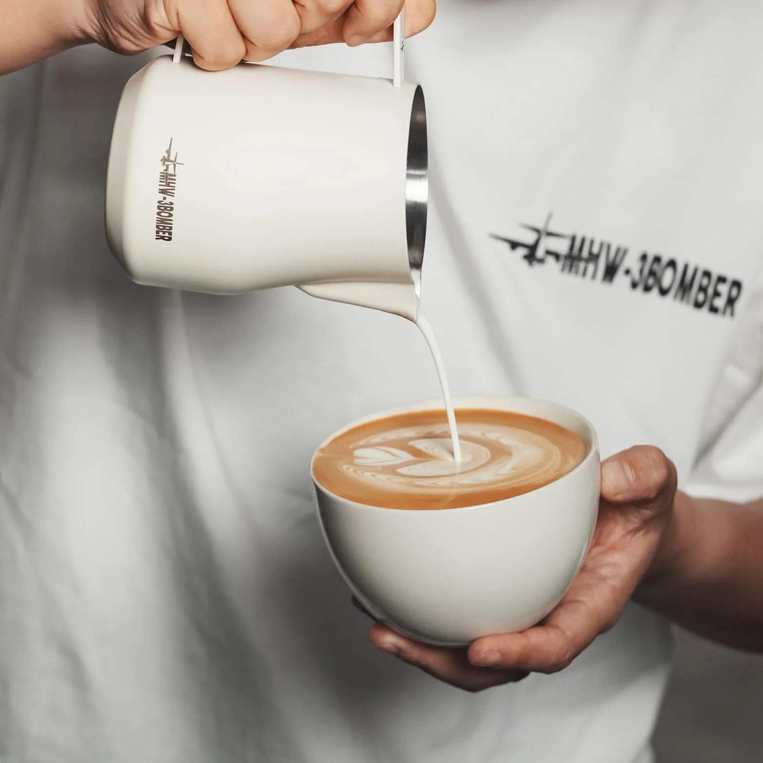 MHW Bomber - Brocca per schiumalatte da 450 ml, in acciaio inox, brocca per caffè espresso a vapore – Brocca per latte Barista Latte Art con beccuccio rotondo P6006W