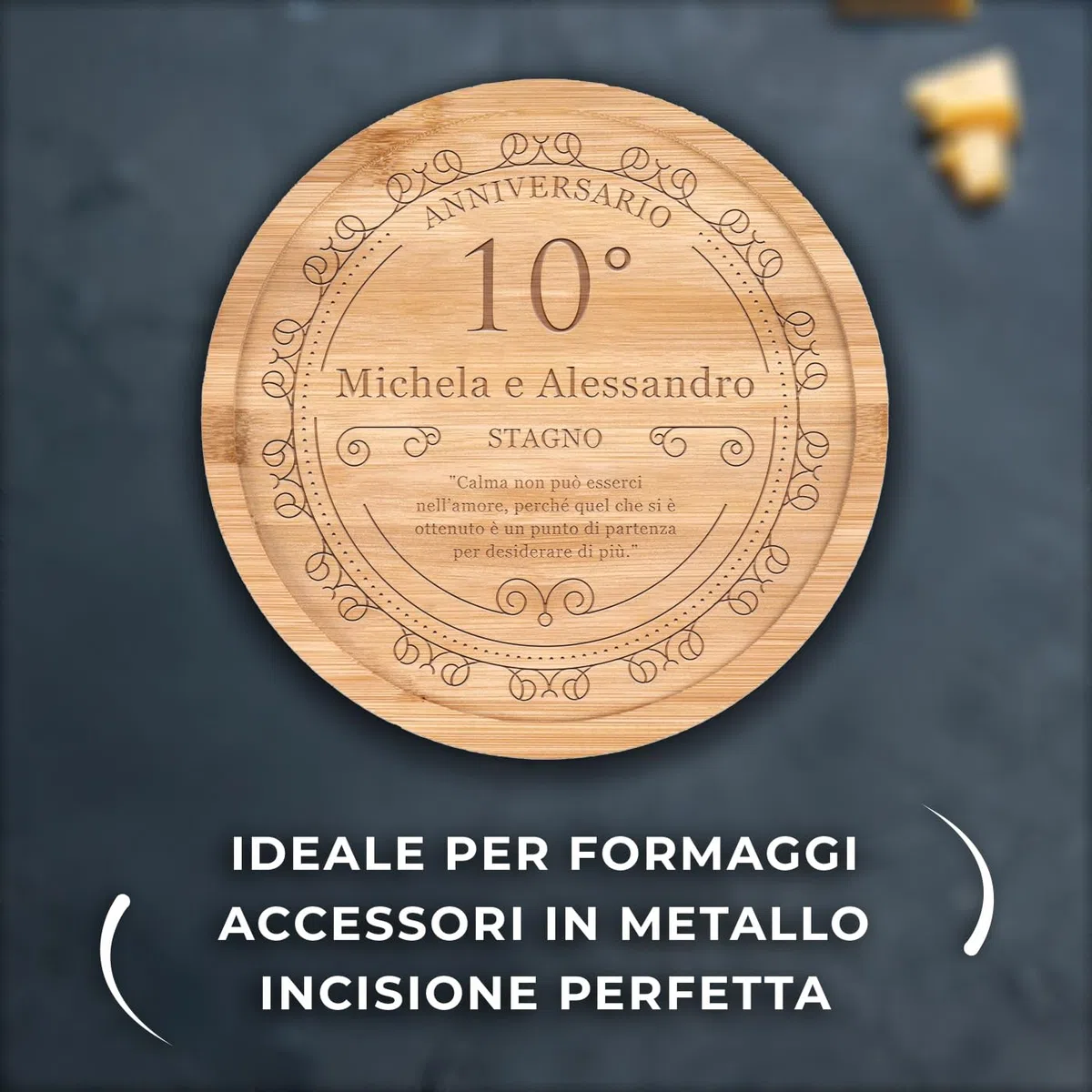 Maverton Tagliere per formaggio in legno - H3,6 cm x Ø25 cm - set 3 coltelli 1 forchetta - incisione personalizzata - regalo SanValentino per coppia - regalo di Natale - punto di partenza