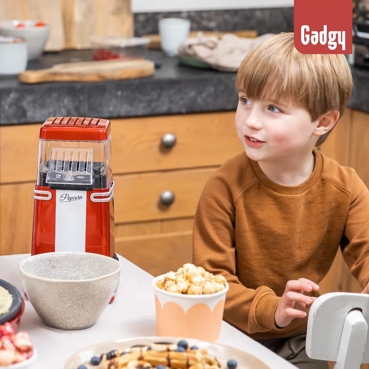 Gadgy Macchina Popcorn | Macchina per Pop Corn ad Aria Calda l Preparazione Salutare, Senza Olio o Grassi l 1200W Macchina Pop Corn con Misurino e Coperchio Superiore Rimovibile l Rosso Retrò