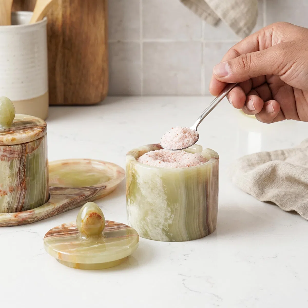 MARBLE RANGE Set di 2 contenitori per sale in marmo con coperchio e vassoio, 10 cm, in onice verde, fatti a mano, set di 2 barattoli per condimenti, contenitori per spezie per piano di lavoro