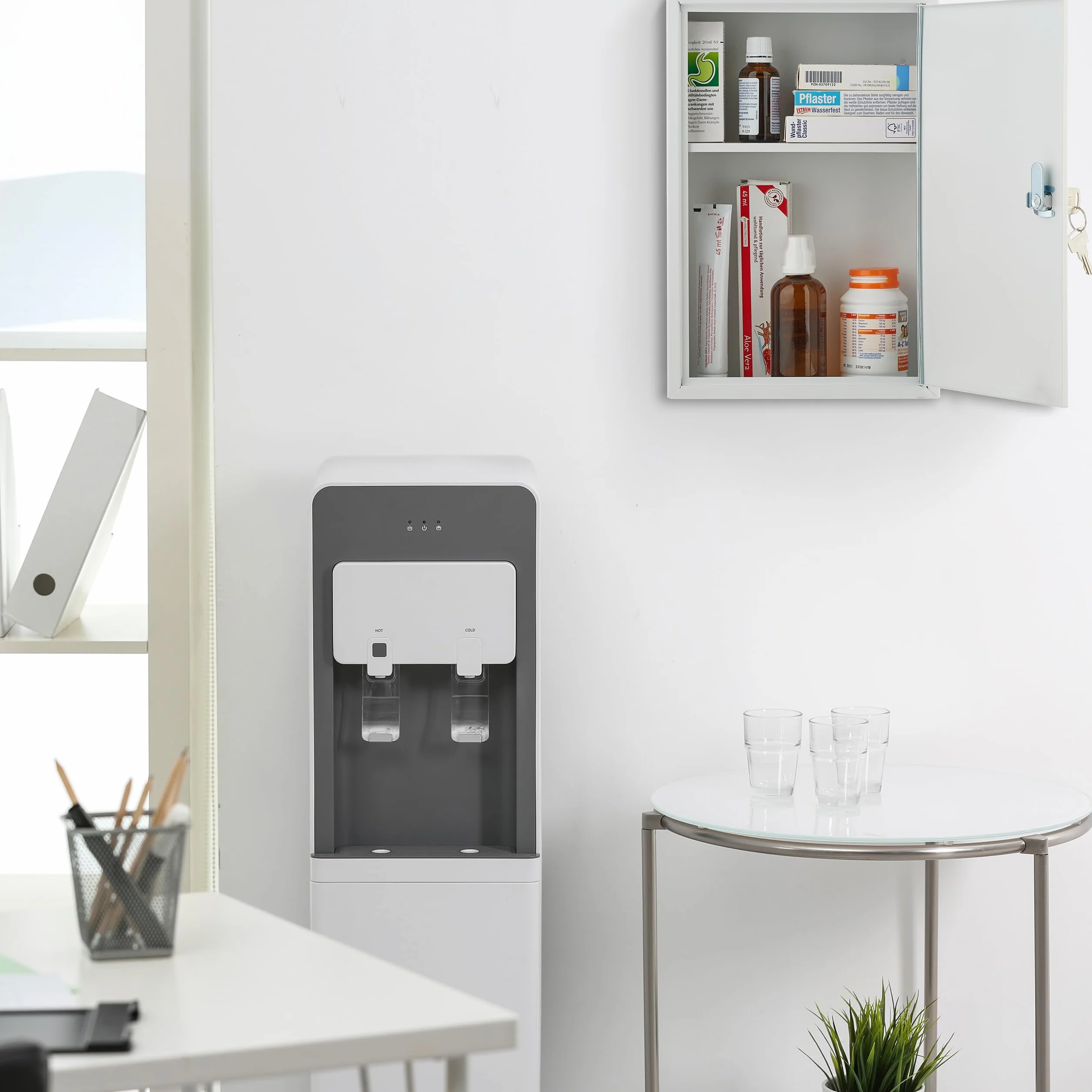 Relaxdays Armadietto Pronto Soccorso per Medicinali, Cassetta con Chiusura di Sicurezza, 32x21,5x9,5 cm, Bianco Verde