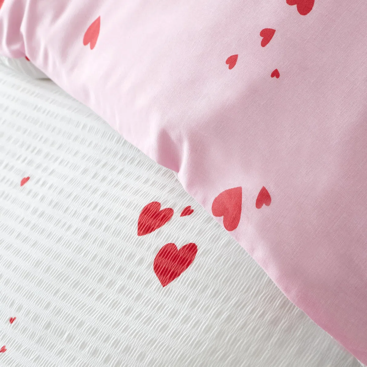 Catherine Lansfield Seersucker - Set copripiumino matrimoniale con federe a forma di cuore, bianco/rosso