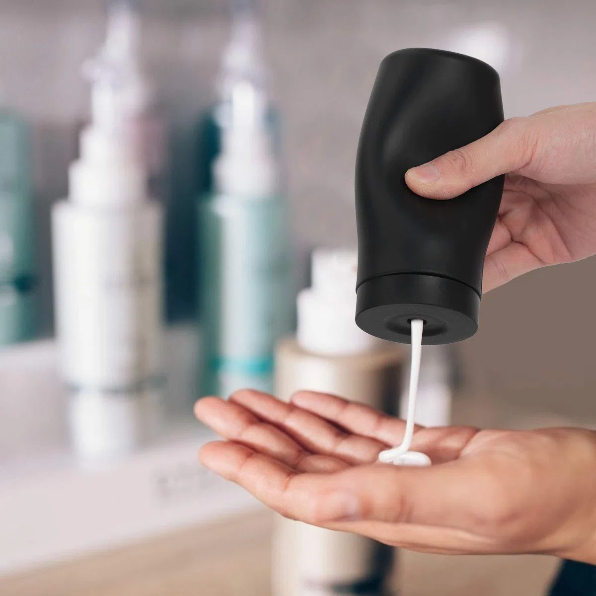 Dispenser Manuale di Sapone Squeeze Type 240ml Lozione Gel Doccia Shampoo Bottiglia di erogazione in Silicone per Cucina Bagno Domestico(Black)