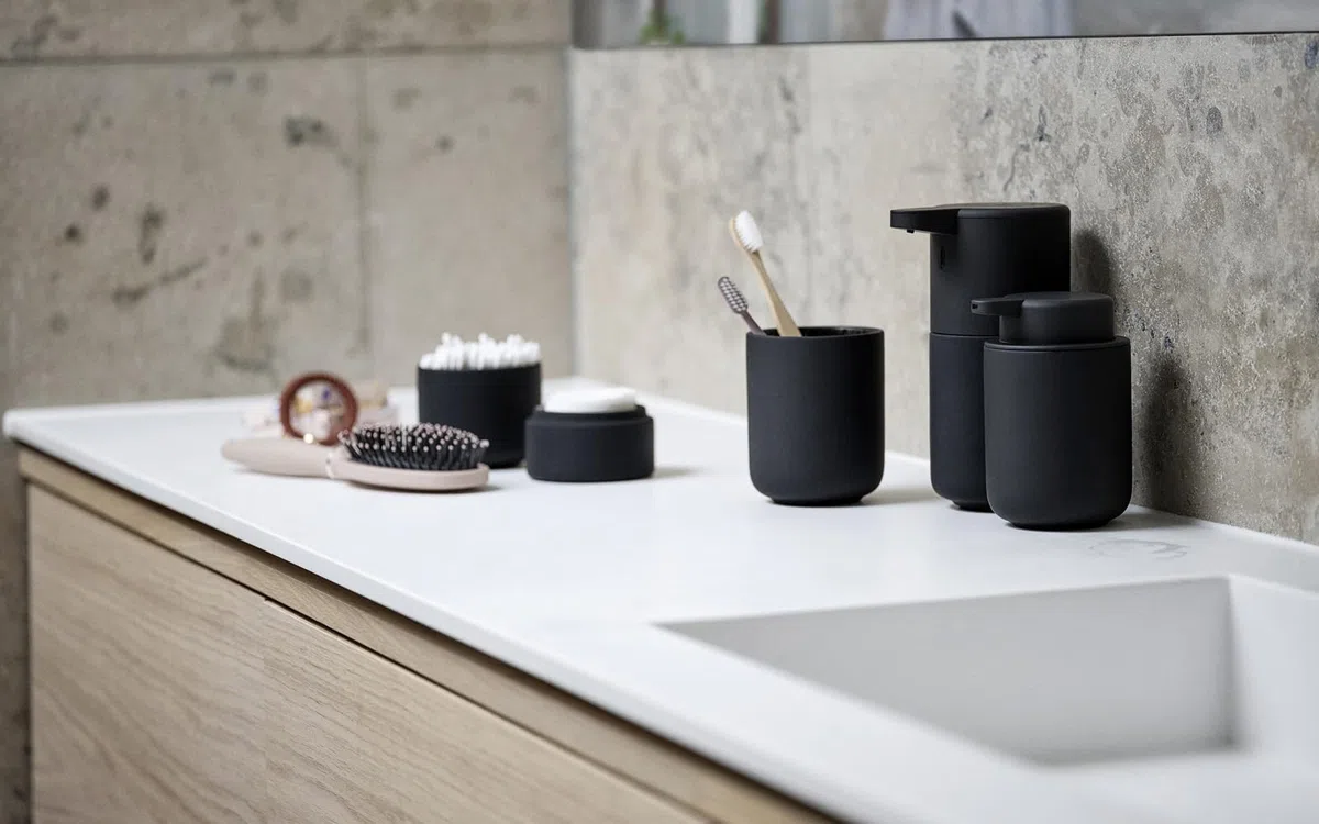 Zone Denmark - Ume, Dispenser per Sapone Liquido, in gres con Rivestimento Soft Touch, Colore Nero