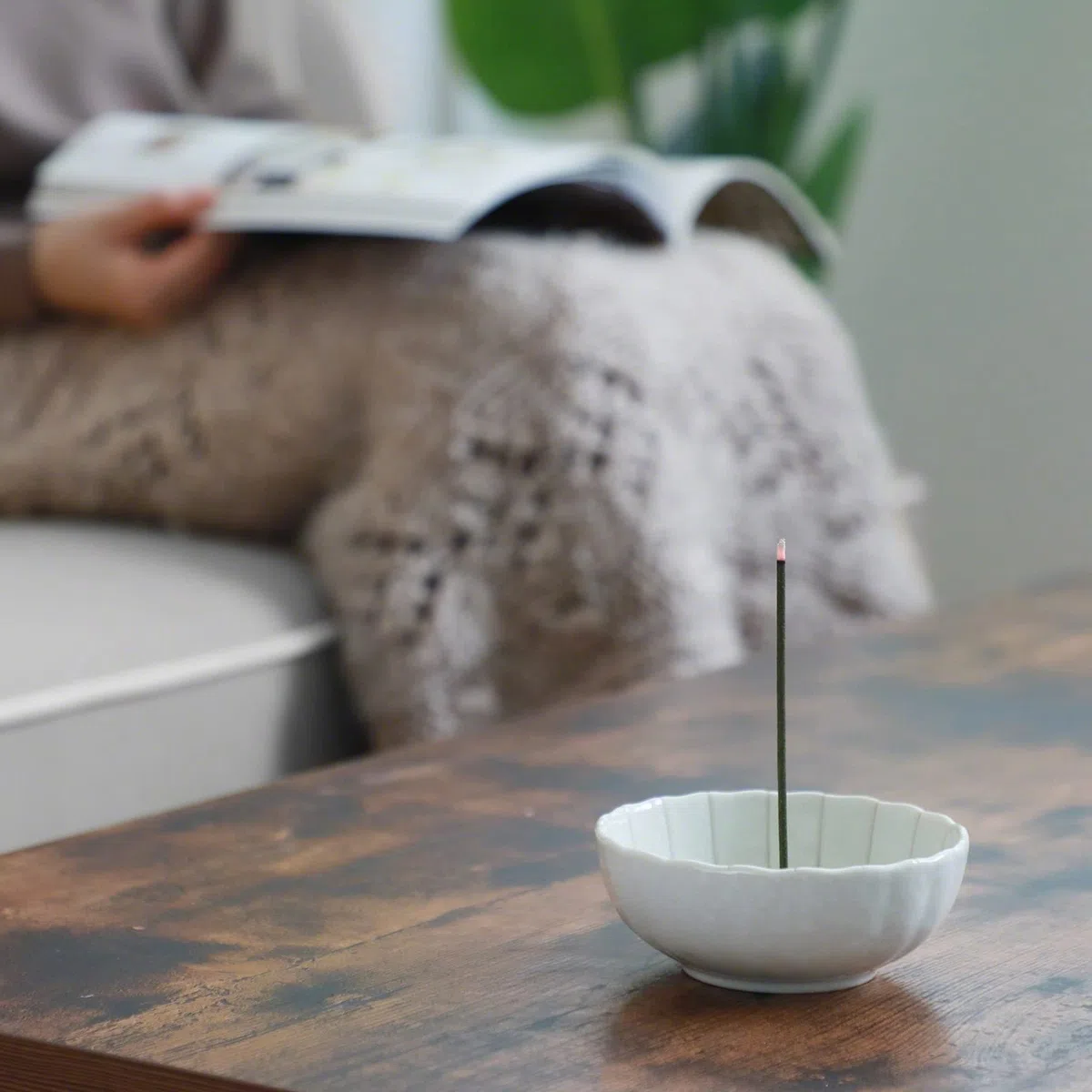 Asayu Japan Porta Incenso a Fiore di Loto per Bastoncini con Cattura Ceneri in Ceramica e Bruciatore di Incenso in Ottone, Fatto in Giappone - Fiore di Loto Bianca