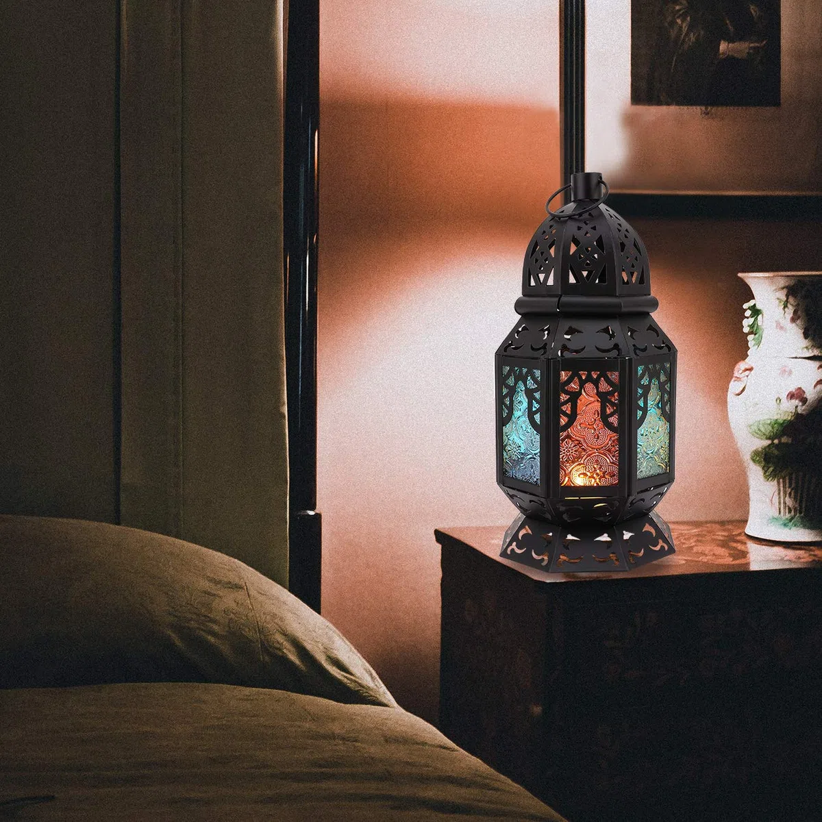 Lewondr Porta candela Marocchina in Ferro con Schermata in Vetro Multicolori, Dim 12,6 x 12,5 x 26 cm, Illuminazione Giardino, Lampada Parete Ramadan per Giardino, Balcone - Nero