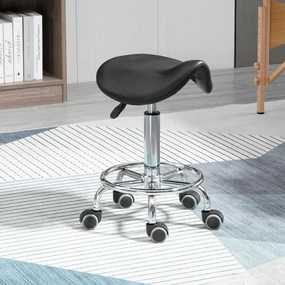 HOMCOM Sgabello con 5 Ruote, Sgabello Regolabile in Altezza, Seduta Ergonomica Imbottita in Gommapiuma, Design Moderno, Versatile, 36.5x37.5x51-66 cm, Nero