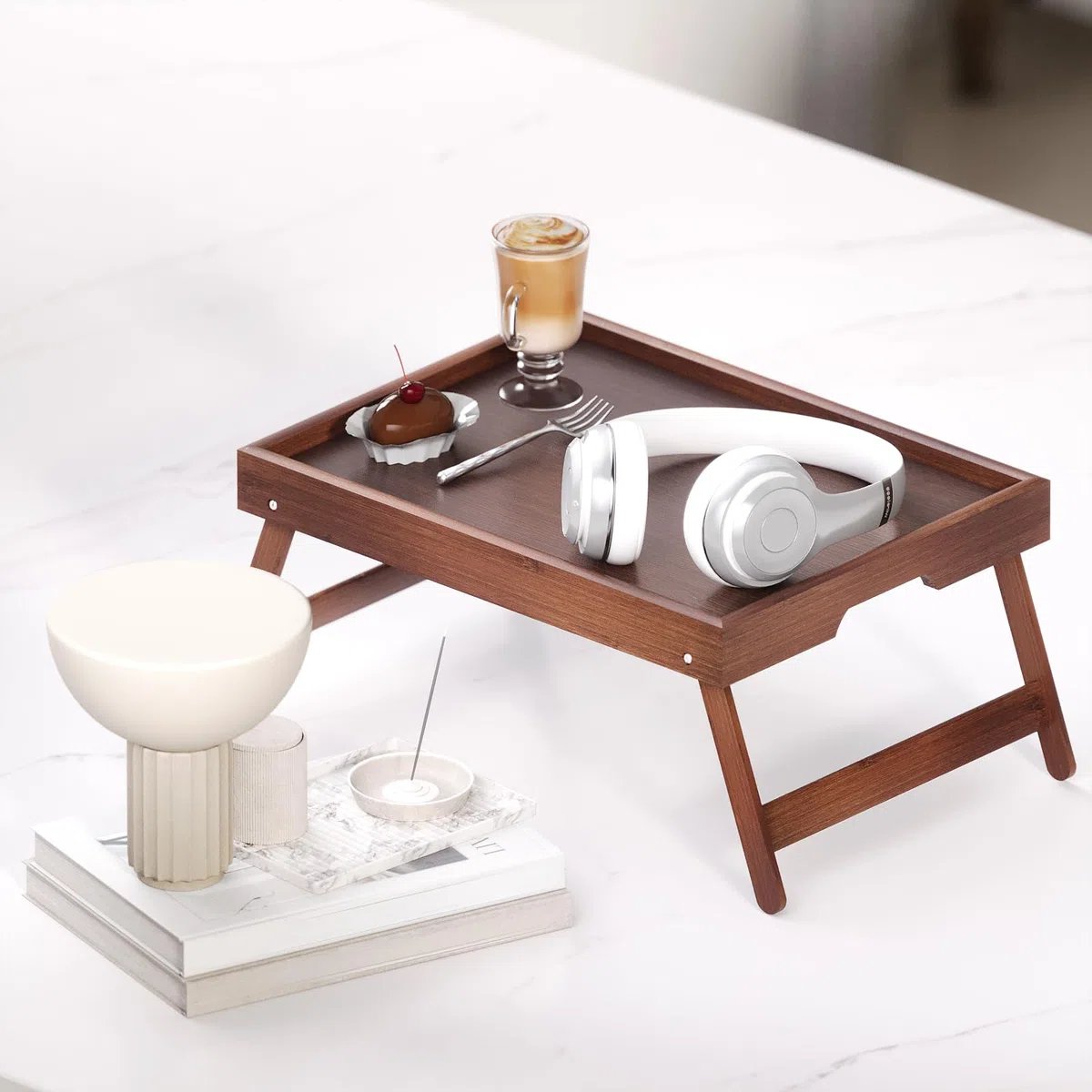 Fibogollo Confezione da 2 vassoi da letto in bambù con gambe pieghevoli, vassoi per colazione, vassoio da portata per cibo e snack, vassoi per computer portatile per lavorare (marrone)