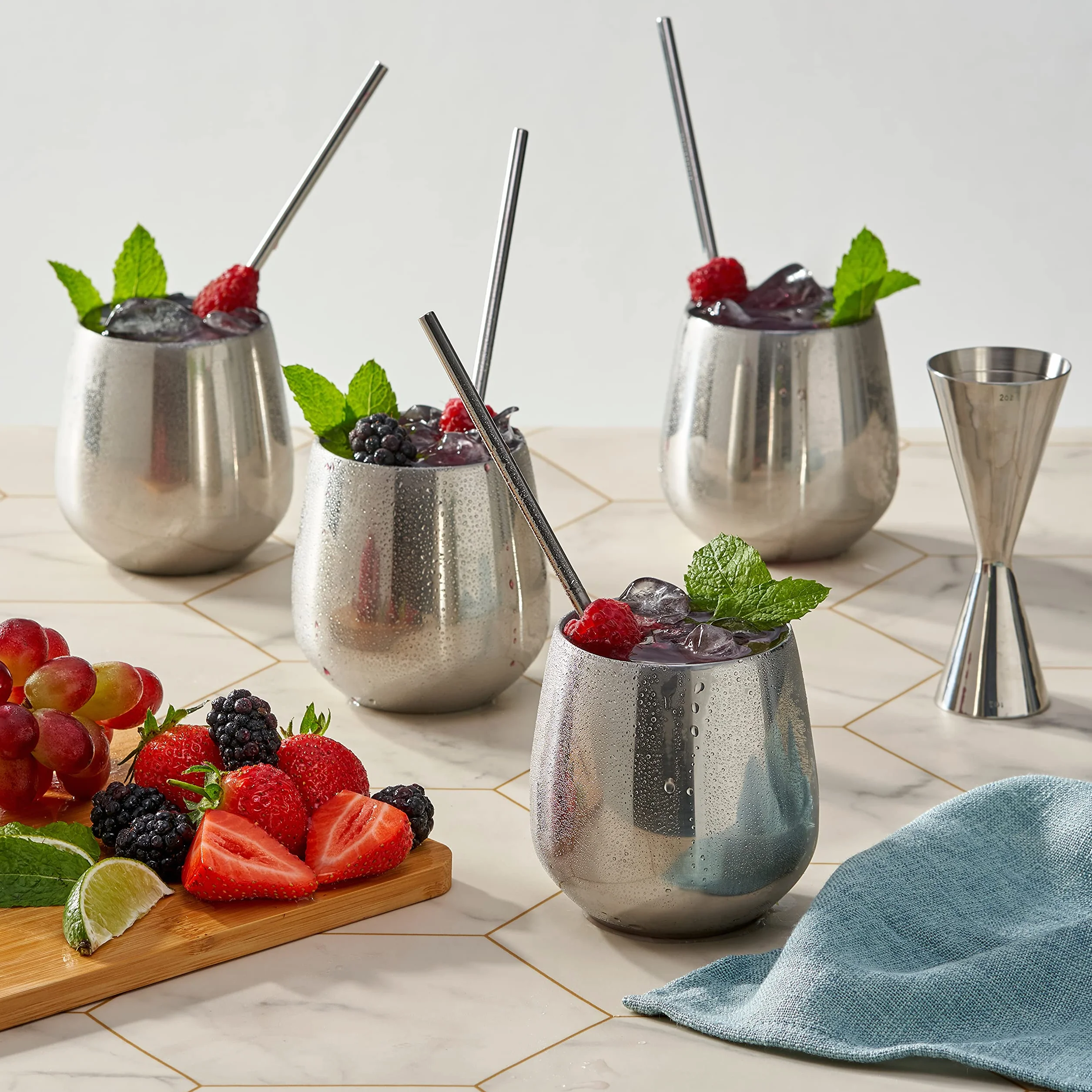 Oak & Steel - Set di 4 Bicchieri da Vino in Acciaio Inossidabile con Cannucce: Durevoli, Infrangibili e Ideali per Mantenere il Vino Freddo - Presentati in una Confezione Regalo dal Design Raffinato