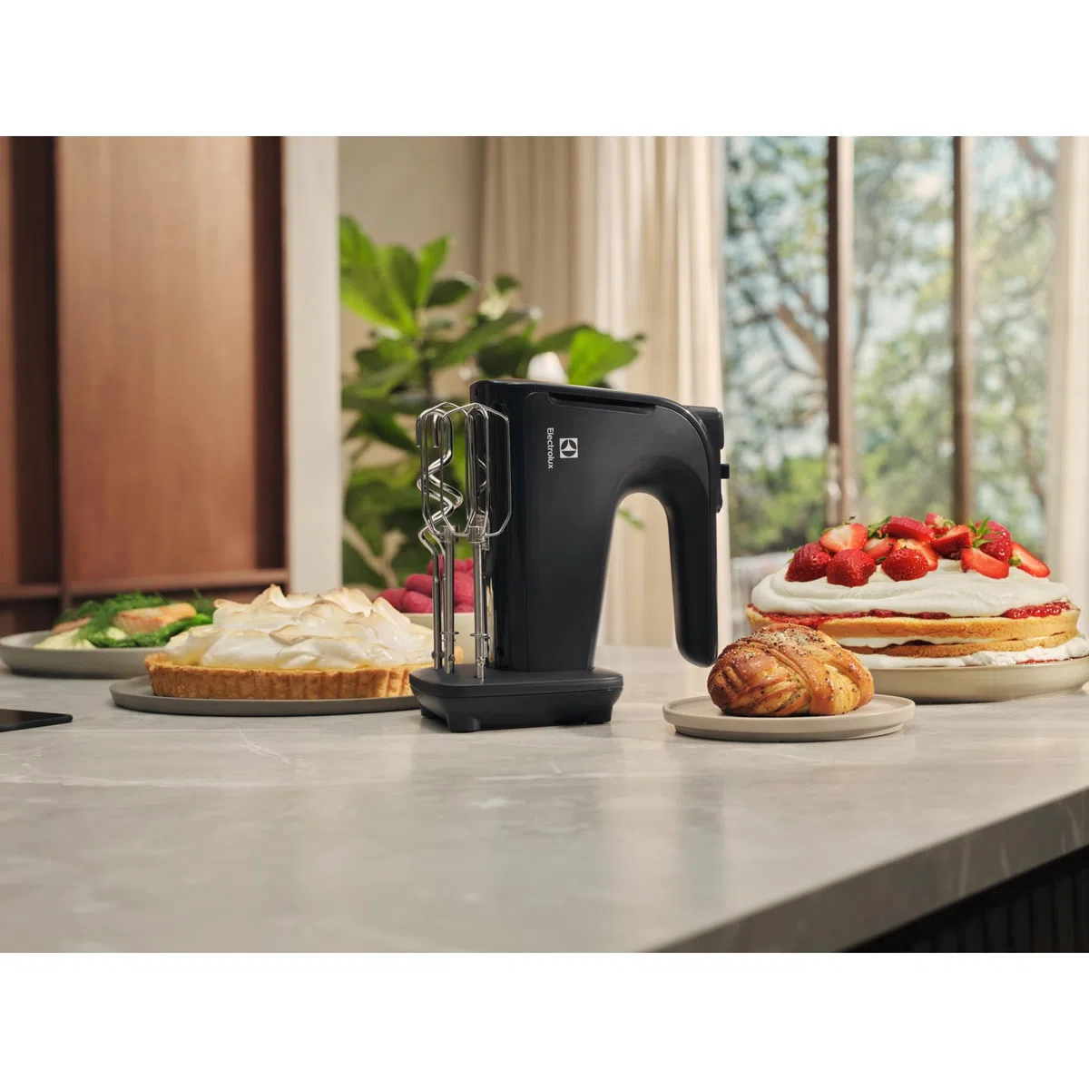 Electrolux EHM4B Sbattitore Elettrico Serie 300, 500W, 5 Velocità + Turbo, Fruste E Ganci Impasto Inclusi, Design Ergonomico, Parti Lavabili In Lavastoviglie, Grigio
