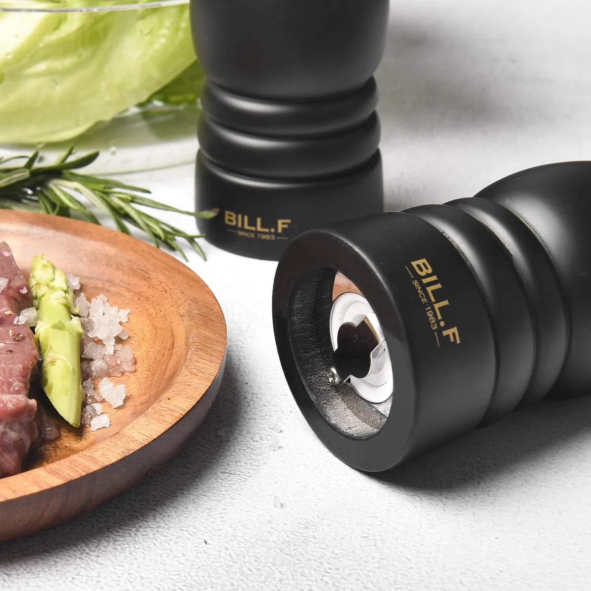 Bill F Since 1983 - Set macina sale e pepe, 2 pezzi, in legno di gomma, con macinapepe nero opaco, con nucleo in ceramica, 17,8 cm