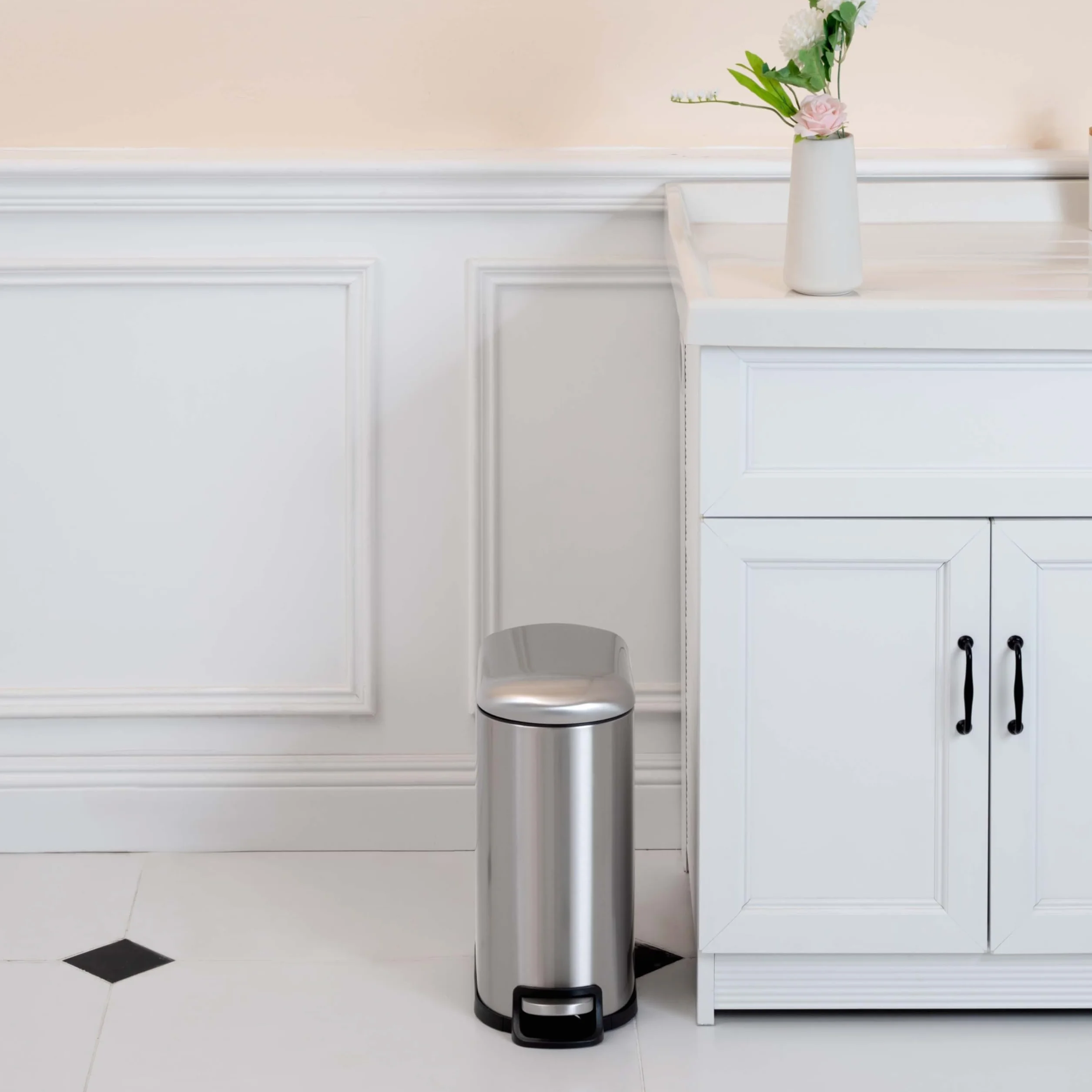 Amazon Basics Pattumiera a D, piccola, antimacchia, con pedale a chiusura ammortizzata, per bagno, camera da letto o soggiorno,sottile per spazi stretti, 10 l,in acciaio inox spazzolato, 2.6 gallons