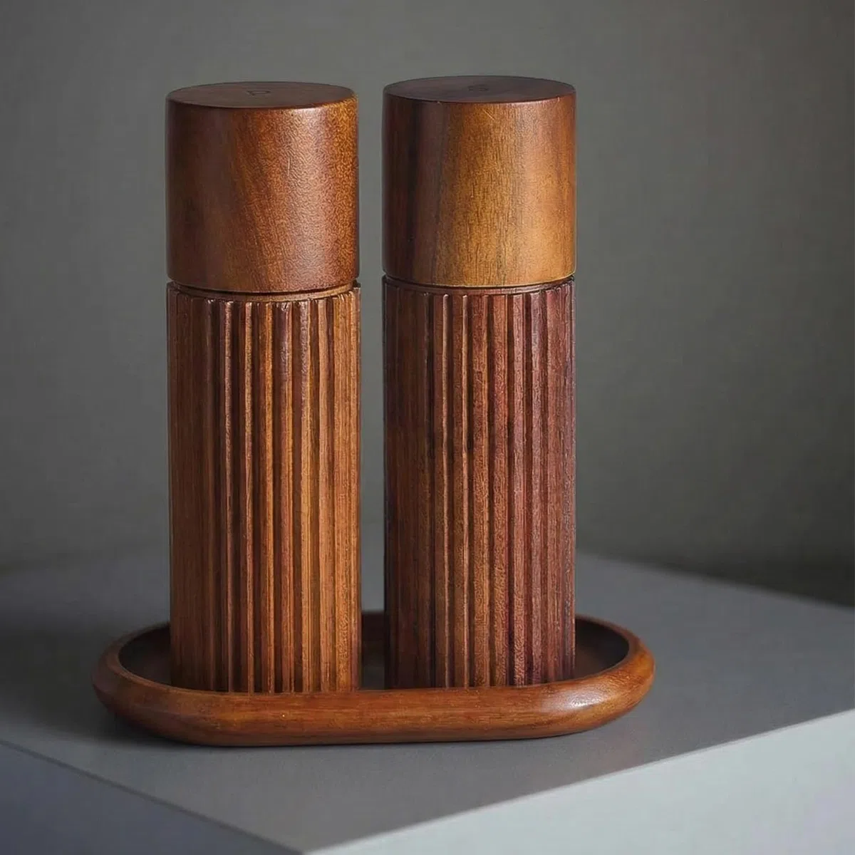 Set Macina Sale e Pepe in Legno di Acacia con Macina in Ceramica – Macinini Manuali con Design Antiscivolo e Coperchi S&P, 16,5 cm (Con Sottobicchiere)