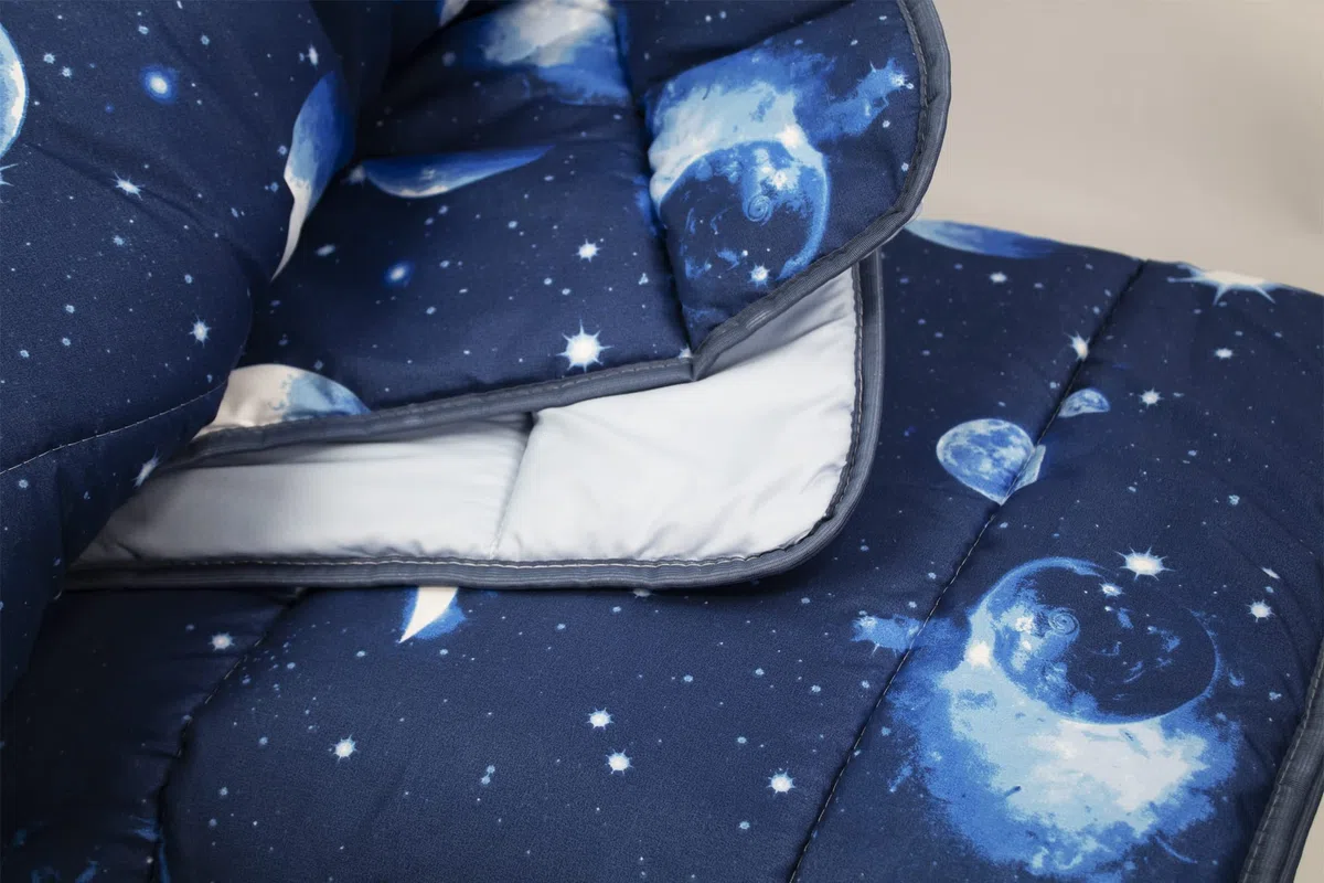 Trapuntino Copriletto Trapuntato Primaverile Estivo 100 gr/mq Quilt Leggero Letto Due Piazze Matrimoniale 260x260 cm Fantasia Pianeti Stelle Luna Made in Italy Disegno Universo Stellato Blu Notte